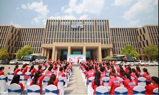 做白色的牛奶，創(chuàng)紅色的企業(yè)，花花牛乳業(yè)集團(tuán)青春歌會(huì)慶祝建黨100周年