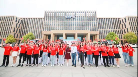 做白色的牛奶，創(chuàng)紅色的企業(yè)，花花牛乳業(yè)集團(tuán)青春歌會(huì)慶祝建黨100周年