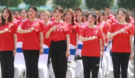 做白色的牛奶，創(chuàng)紅色的企業(yè)，花花牛乳業(yè)集團(tuán)青春歌會(huì)慶祝建黨100周年