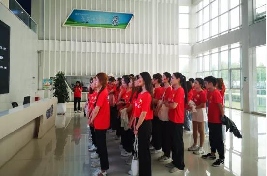 做白色的牛奶，創(chuàng)紅色的企業(yè)，花花牛乳業(yè)集團(tuán)青春歌會(huì)慶祝建黨100周年