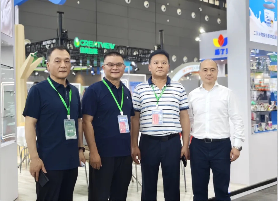 花花牛乳業(yè)集團(tuán)黨委書記、董事長唐洪峰一行參加中國乳制品工業(yè)協(xié)會(huì)第三十次年會(huì)暨2024中國（國際）乳業(yè)技術(shù)博覽會(huì)