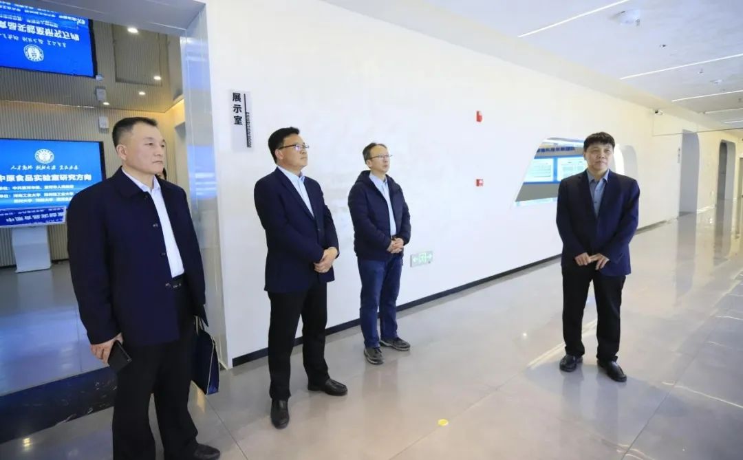 花花牛乳業(yè)集團(tuán)黨委書(shū)記、董事長(zhǎng)唐洪峰一行赴中原食品實(shí)驗(yàn)室同中國(guó)工程院院士、中原食品實(shí)驗(yàn)室主任任發(fā)政座談交流