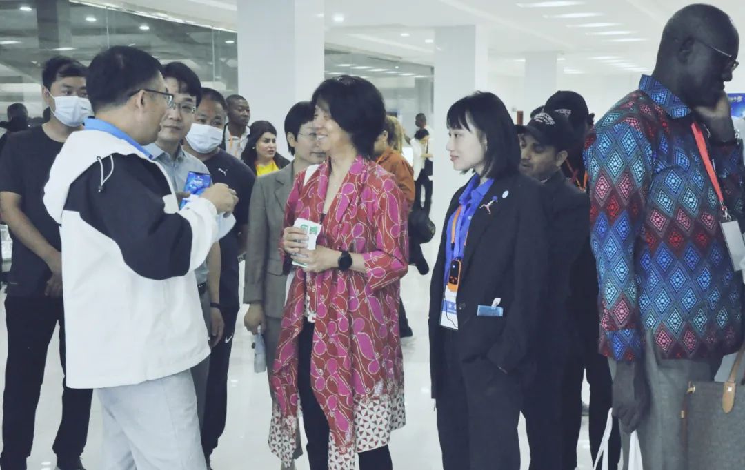 北京大學(xué)南南合作與發(fā)展學(xué)院教授、全球伙伴關(guān)系主任周詠梅一行蒞臨花花牛平輿瑞亞牧業(yè)參觀調(diào)研