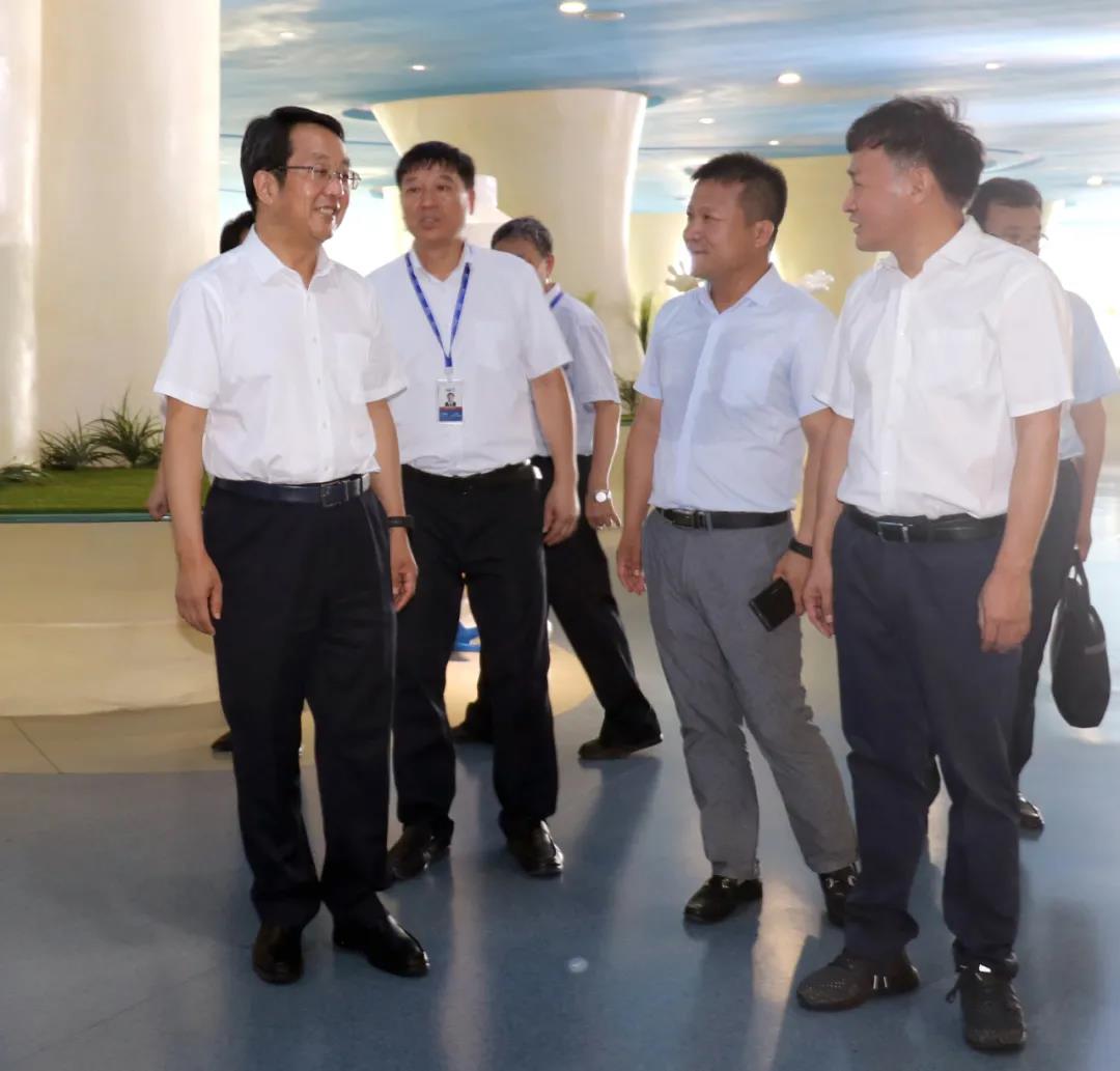 河南省高級(jí)人民法院院長(zhǎng)胡道才一行蒞臨花花牛乳業(yè)集團(tuán)開展“萬人助萬企”活動(dòng) 助力企業(yè)發(fā)展