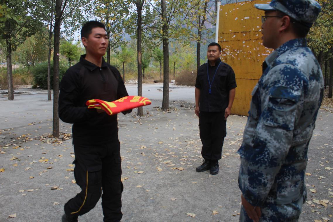 組織開展戶外拓展訓練活動