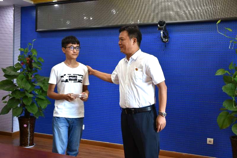 花花牛濟(jì)困解難，助力學(xué)子圓夢香江