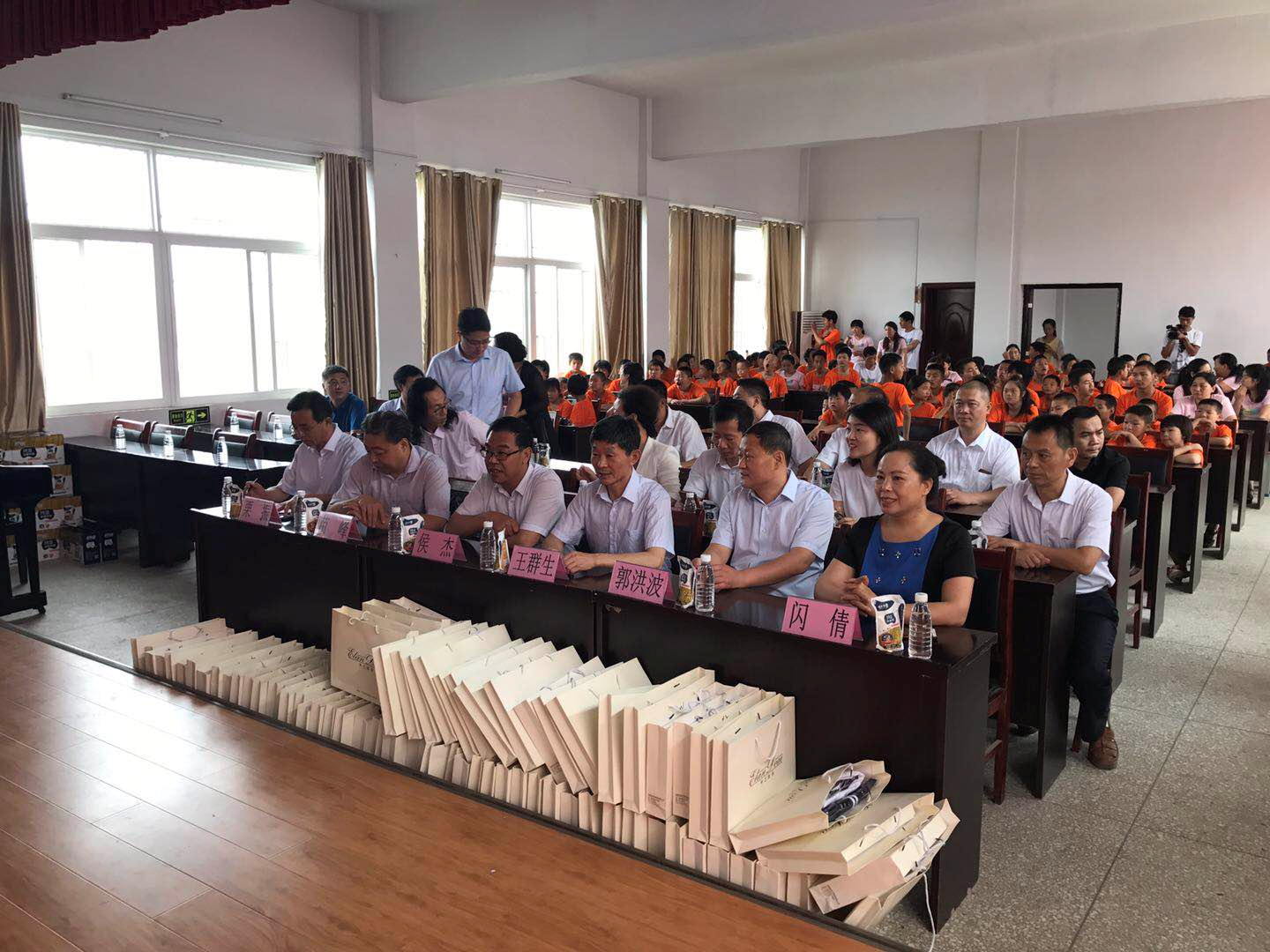 “關(guān)愛特殊兒童，讓愛灑滿人間—花花牛乳業(yè)集團2018中國小康牛奶行動” 公益助學(xué)泌陽捐贈儀式