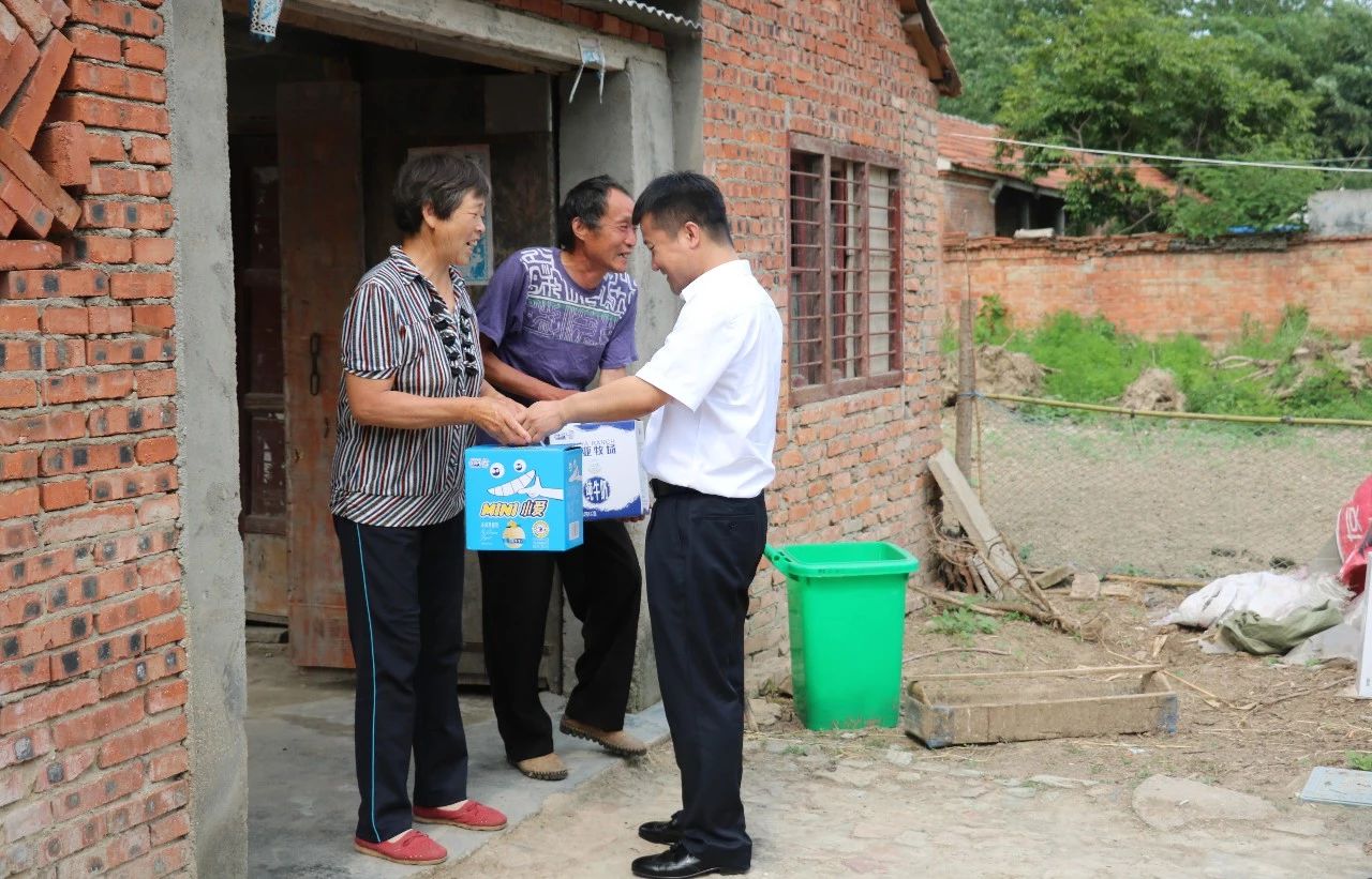 花花牛乳業(yè)集團(tuán)走訪慰問貧困戶 結(jié)對(duì)幫扶暖人心