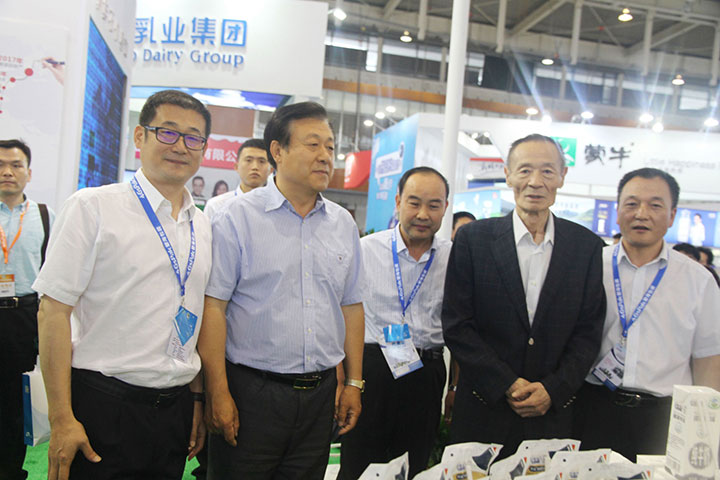 花花牛亮相第八屆中國奶業(yè)大會，又獲農(nóng)業(yè)部長一聲贊！