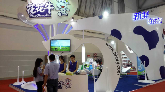花花牛牛氣沖天！農(nóng)業(yè)部長(zhǎng)品嘗“領(lǐng)暢”點(diǎn)贊，又獲國(guó)際奶業(yè)平臺(tái)青睞