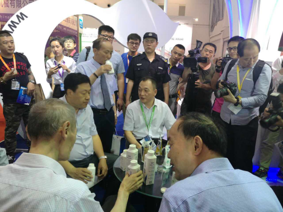 花花牛牛氣沖天！農(nóng)業(yè)部長(zhǎng)品嘗“領(lǐng)暢”點(diǎn)贊，又獲國(guó)際奶業(yè)平臺(tái)青睞