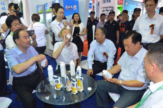 花花牛牛氣沖天！農(nóng)業(yè)部長(zhǎng)品嘗“領(lǐng)暢”點(diǎn)贊，又獲國(guó)際奶業(yè)平臺(tái)青睞