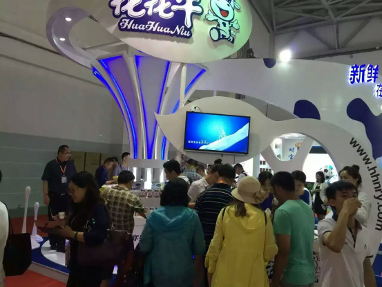 花花牛牛氣沖天！農(nóng)業(yè)部長(zhǎng)品嘗“領(lǐng)暢”點(diǎn)贊，又獲國(guó)際奶業(yè)平臺(tái)青睞