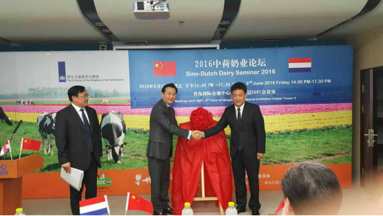 花花牛牛氣沖天！農(nóng)業(yè)部長(zhǎng)品嘗“領(lǐng)暢”點(diǎn)贊，又獲國(guó)際奶業(yè)平臺(tái)青睞