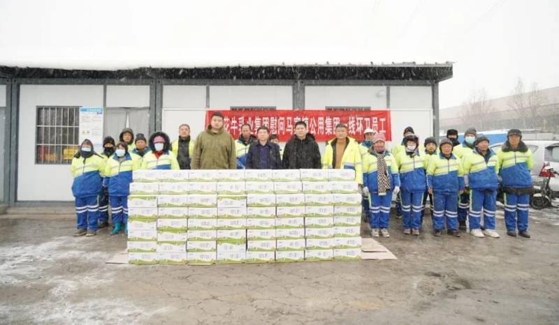 慰問一線環(huán)衛(wèi)工，禮贈(zèng)新鮮花花牛