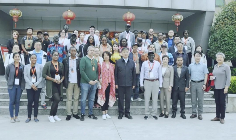 北京大學南南合作與發(fā)展學院教授、全球伙伴關系主任周詠梅一行蒞臨花花牛平輿瑞亞牧業(yè)參觀調(diào)研
