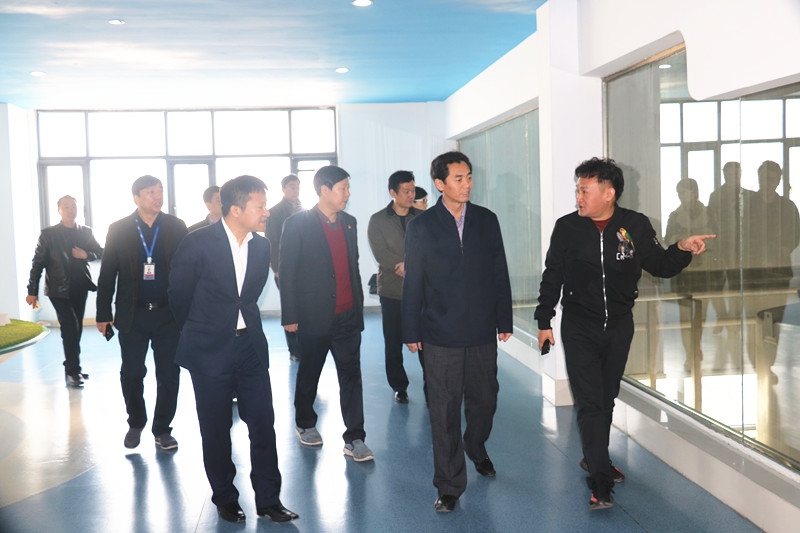 封丘縣縣長王獻(xiàn)臣一行蒞臨花花牛集團(tuán)養(yǎng)殖、乳品事業(yè)部參觀調(diào)研