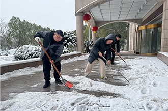 掃雪除冰 展現(xiàn)擔(dān)當(dāng) ——花花牛乳業(yè)集團開展掃雪除冰志愿服務(wù)活動