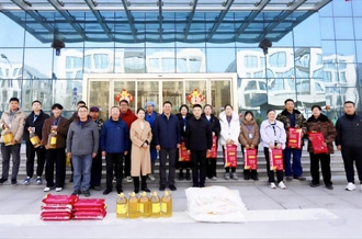 新春佳節(jié)暖人心 堅守一線顯擔(dān)當(dāng) ——河南農(nóng)業(yè)投資集團黨委委員、副總經(jīng)理兼花花牛乳業(yè)集團黨委書記、董事長張峰慰問花花牛乳業(yè)在崗員工